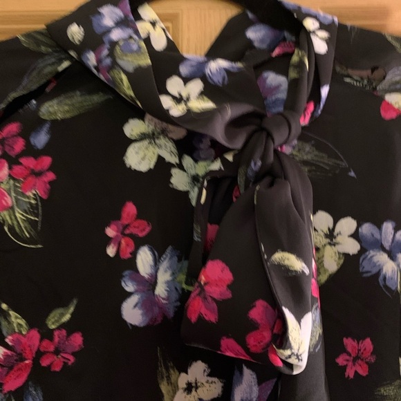 Flowered blouse 🌺🌸🌼 - Picture 3 of 7